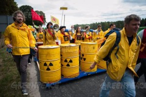 7,500 people form 5-mile chain across German-Polish border to protest brown coal mining